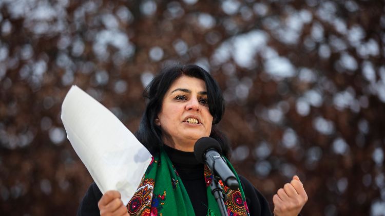 Serpil Unvar, die ihren Sohn Ferhat Unvar bei dem Attentat von Hanau verlor, sprach Anfang des Monats auf einer Demo gegen rechts.