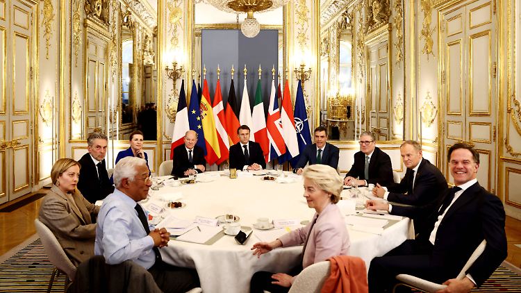 Macron (M.) lud bereits am Montag zu Ukraine-Gesprächen nach Paris ein.
