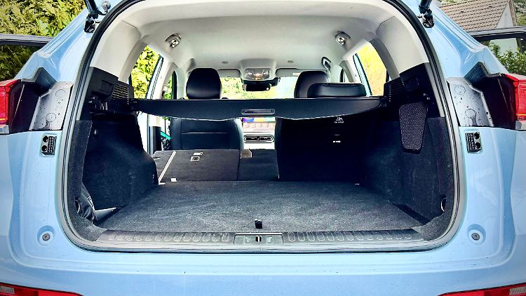 Darf es ein bisschen mehr sein? Dürfte es, denn rund 1300 Liter Laderaumvolumen sind zu knapp bemessen für ein Mittelklasse-SUV. Dafür überzeugt der Gepäckraum mit genügend Mitnahmefähigkeit bei aufgestellten Lehnen.