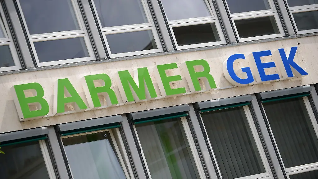Blick-auf-den-Schriftzug-einer-Barmer-GEK-Filiale