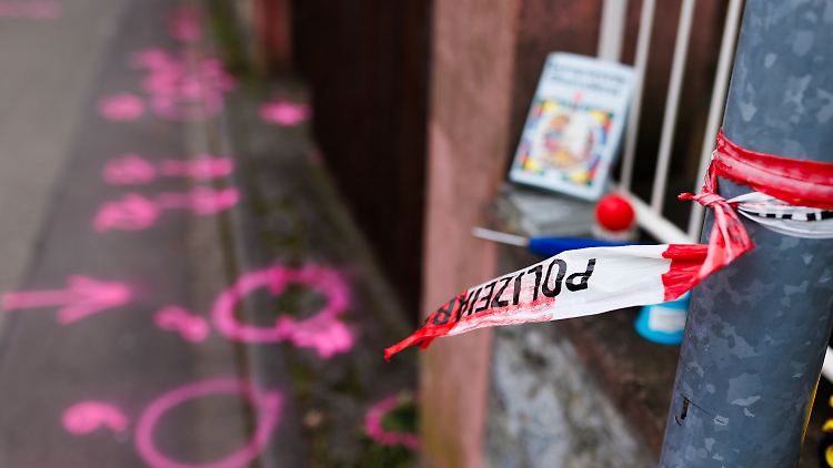Markierungen der Kriminaltechnik auf einer Straße in Eichstetten. 