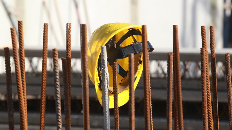 In Industrie- und Bauwirtschaft werden künftig weniger Arbeitsplätze gebraucht.