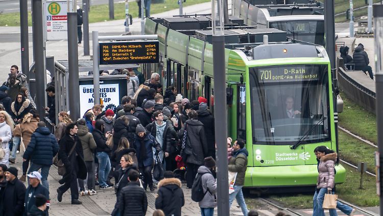 Auch in Düsseldorf müssen sich Menschen am Freitag Alternativen zur Straßenbahn suchen. 