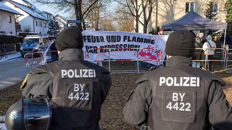 Etwa 100 Menschen versammelten sich vor dem Gerichtsgebäude, um ihre Solidarität mit der Angeklagten kundzutun.