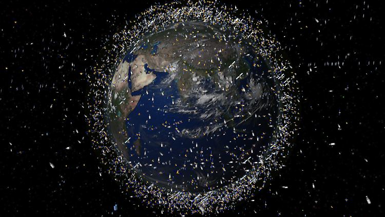 Rund um die Erde wird es immer voller (Illustration). Allein das Starlink-Netzwerk des Unternehmens SpaceX umfasst Tausende Satelliten.