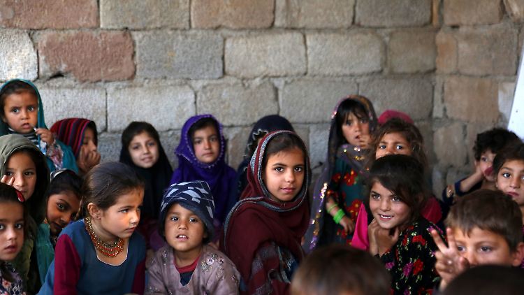 Afghanische Flüchtlingskinder lernen in einer behelfsmäßigen Schule am Rand von Islamabad. 