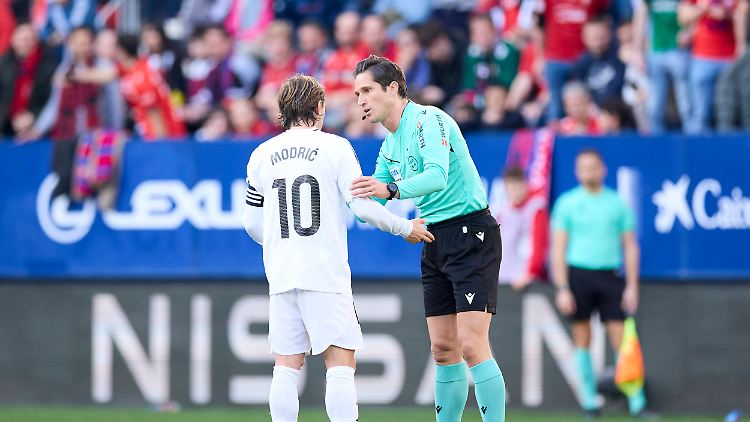 José Luis Munuera Montero erklärt Luka Modric seine Entscheidungen.