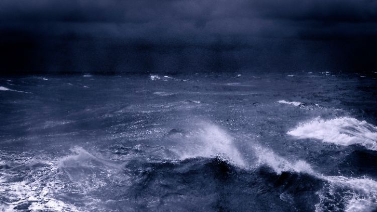 Für Schiffe, Offshore-Windparks und Forschungsplattformen sind die auch Monsterwellen genannten Wassermassen durchaus eine Bedrohung.