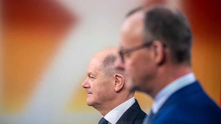 Beide wollen gewinnen, aber unversöhnlich ist der Ton nicht: Scholz und Merz im TV-Duell von "Welt" und "Bild". 