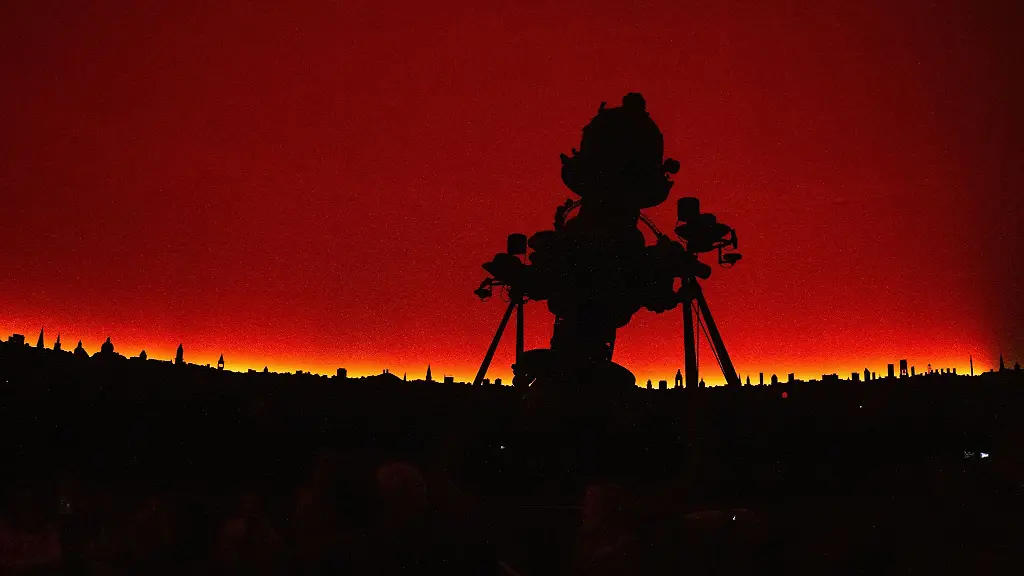 Ein-Sternenprojektor-vor-einer-beleuchteten-Wand-steht-in-Inneren-des-Planetariums-am-Insulaner