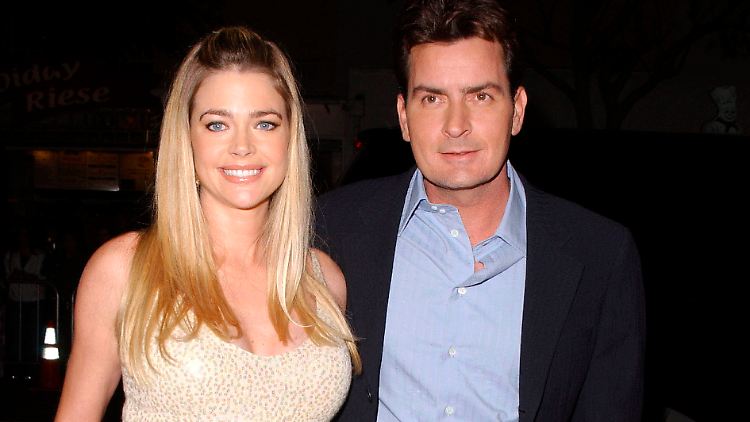 Zu Beginn ihrer Ehe herrschte bei Charlie Sheen und Denise Richards wohl Friede, Freude, Eierkuchen. 
