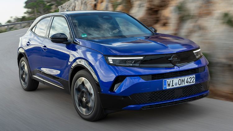 Man muss beim neuen Opel Mokka schon sehr genau hinsehen, um das Facelift mit dem leicht veränderten Markenlogo zu erkennen.