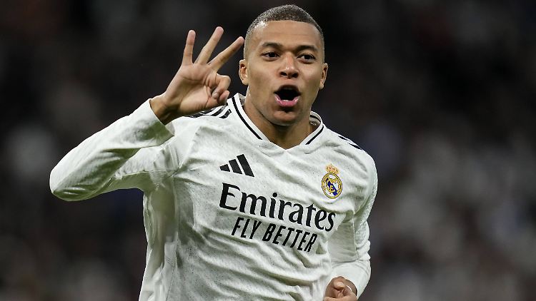 Mbappé zeigt es an: Drei Treffer.