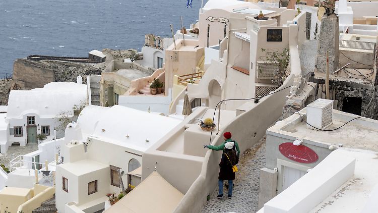 In Santorini sind die Schulen derzeit geschlossen, größere Menschenansammlungen verboten.