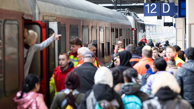 Geflüchtete aus der Ukraine auf dem Bahnhof Laatzen bei Hannover. Aufnahme vom April 2023.