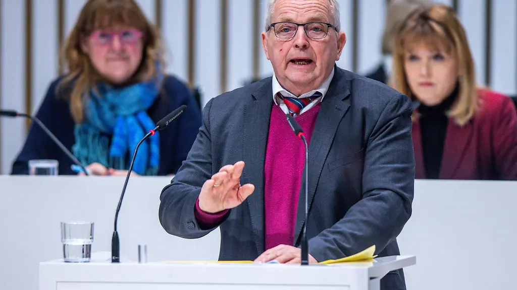 Till-Backhaus-SPD-der-Agrar-Umwelt-und-Klimaschutzminister-von-Mecklenburg-Vorpommern-spricht-im-Landtag