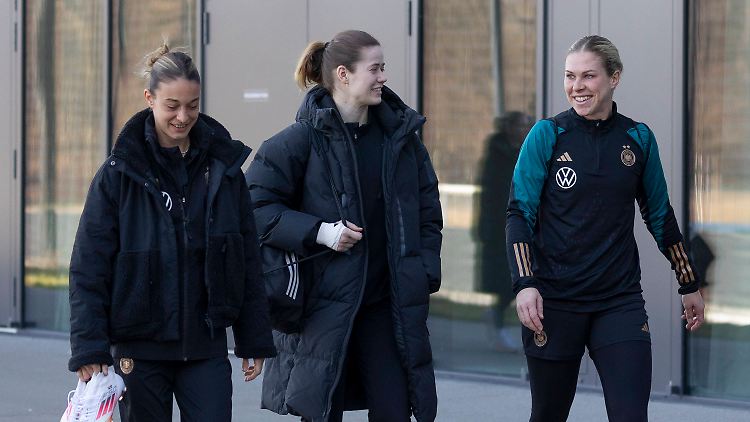 Rebecca Knaak (r.) ist die Neue im DFB-Team. 