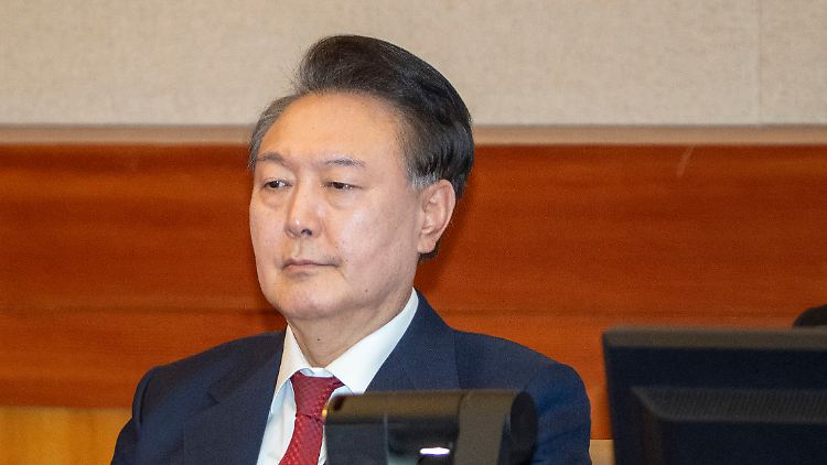 Yoon Suk Yeol nimmt an der zehnten Anhörung seines Amtsenthebungsverfahrens wegen der Verhängung des Kriegsrechts vor dem Verfassungsgericht in Seoul teil.
