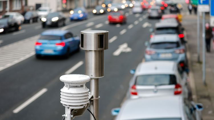 Eine Messtation für Luftqualität an der B223 in Oberhausen in Nordrhein-Westfalen.