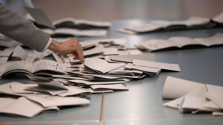 Nach Schließung der Wahllokale werden die ersten Prognosen zum Ergebnis veröffentlicht und gleichzeitig mit der Auszählung der Stimmen begonnen.