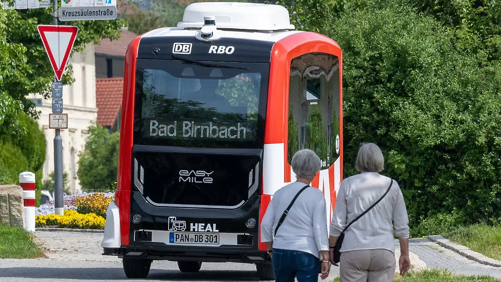 Ein-fahrerloser-Bus-faehrt-durch-den-Ort