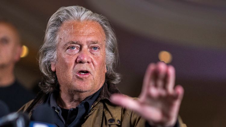 Der rechte Politikstratege Steve Bannon lobt Donald Trump, aber kritisiert ihn auch.