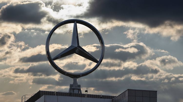 Im abgelaufenen Jahr brach der Gewinn von Mercedes-Benz bei leicht rückläufigen Umsätzen spürbar ein.
