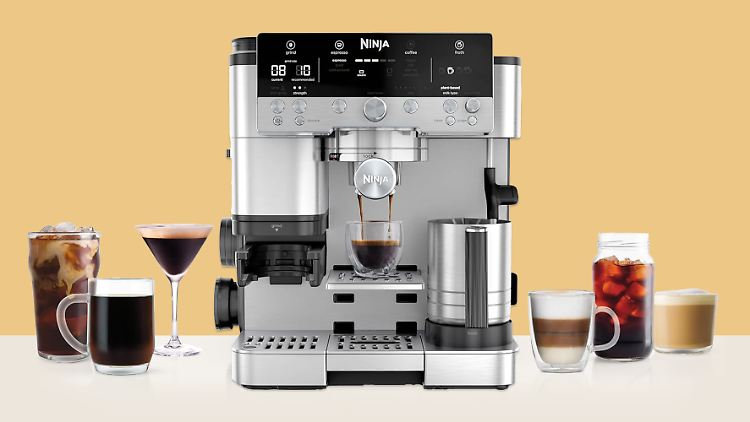 Mit der Ninja Luxe Café Premier kommt eine Kaffeemaschine ins Haus, die nicht nur Espresso und Kaffee aufbrüht, sondern auch Cold Brew herstellt.