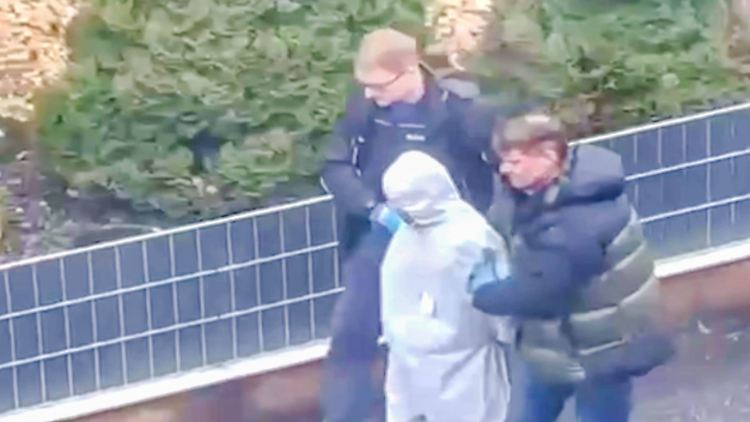 Einsatzkräfte nehmen in Offenburg einen Verdächtigen fest.