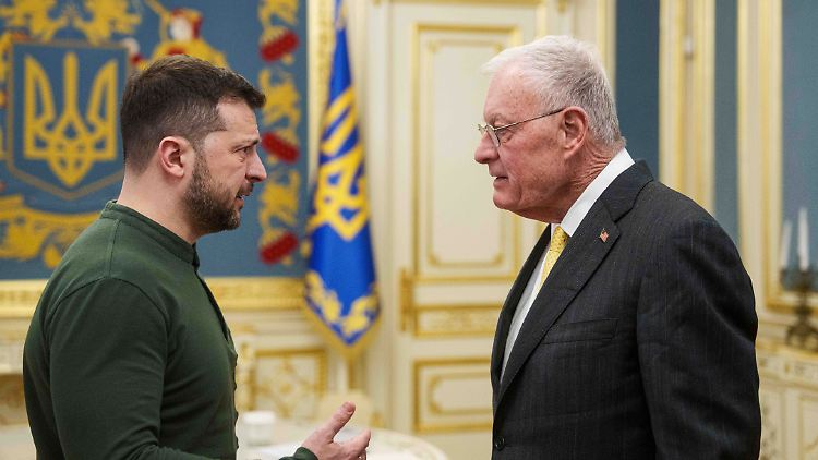 Keith Kellogg (r.) verbringt mehrere Tage in der Ukraine. Vor Selenskyj (l.) traf er Präsidialbüroleiter Andrij Jermak.