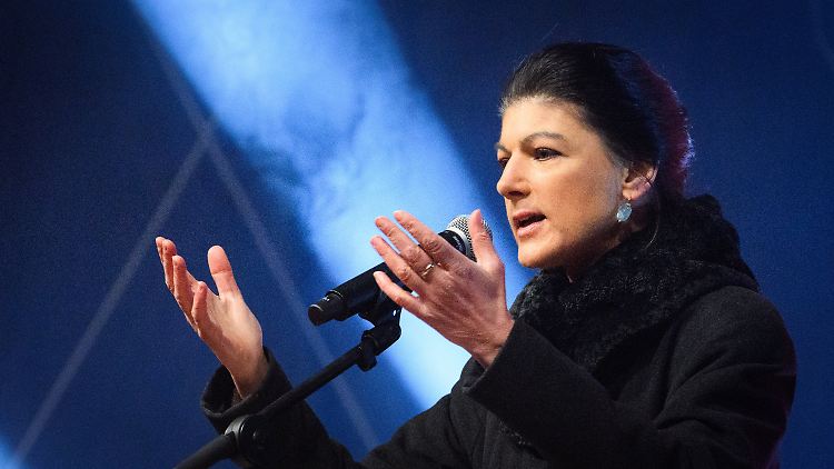 Wagenknecht spricht vorm Brandenburger Tor von "gefährlichen Tendenzen".