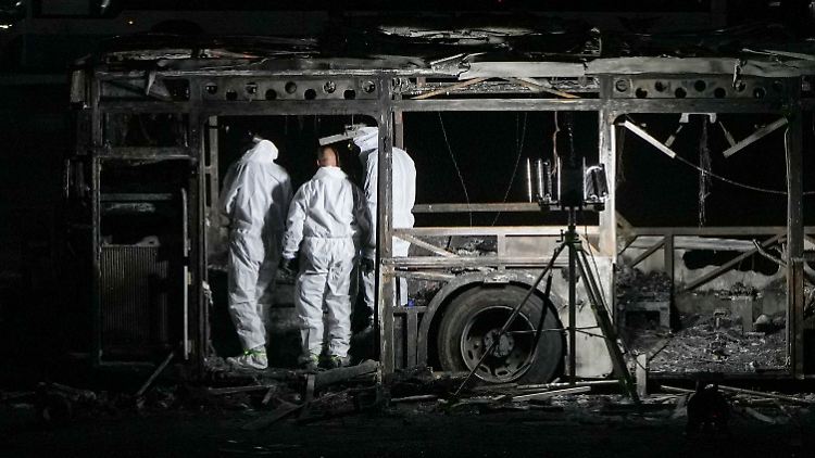 Nach den Explosionen inspizieren Ermittler einen der Busse.