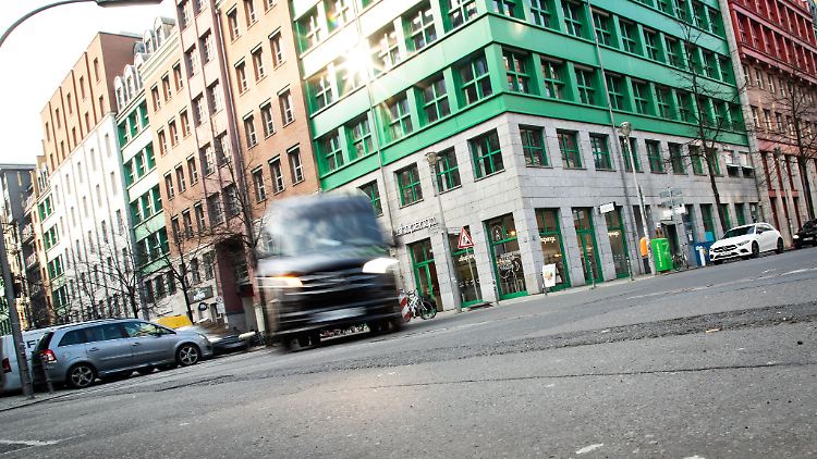 Einbiegen in vorfahrtsberechtigte Straße: Auch mit Gegenverkehr in der Mitte der Fahrbahn kann zu rechnen sein.