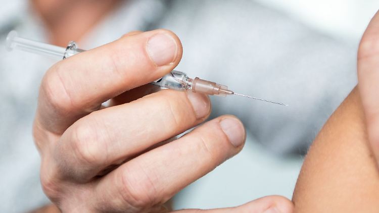 Betriebsärztinnen und Betriebsärzte bieten häufig auch Impfungen - zum Beispiel gegen Grippe - an.