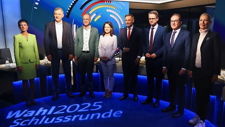 Parteivorsitzende, Bundesvorsitzende, Generalsekretäre, ein Landesgruppenchef, eine Kanzlerkandidatin und eine Außenministerin bei der Fernsehsendung "Schlussrunde".
