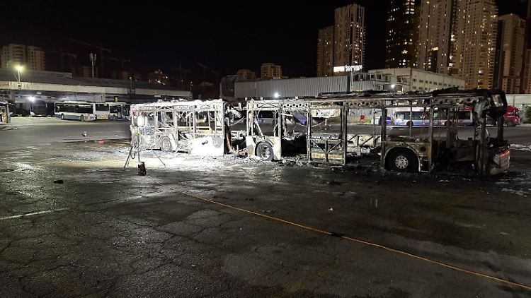 Der Bus ist nach dem Sprengstoffanschlag vollkommen ausgebrannt. 