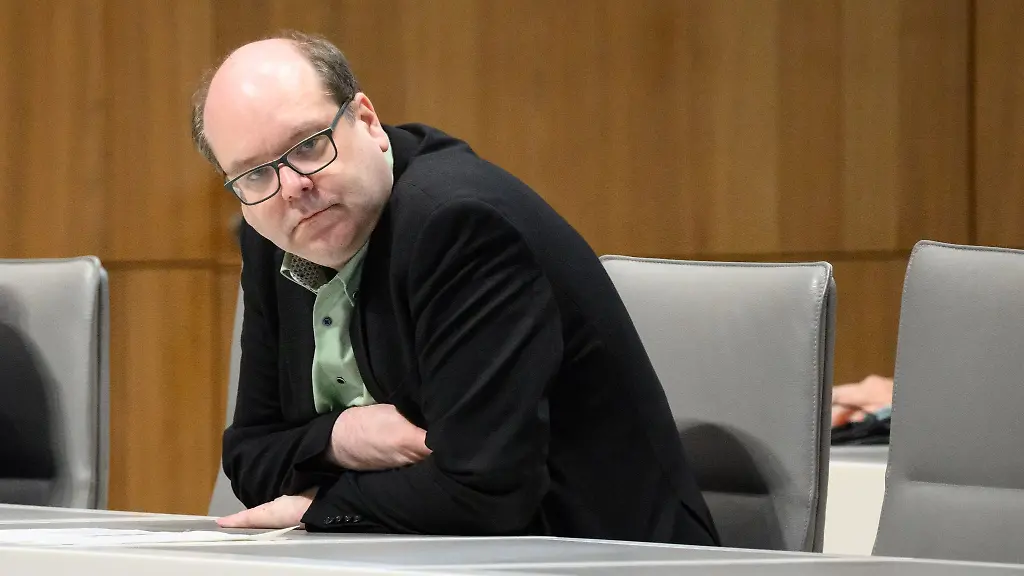 Niedersachsens-Umweltminister-Christian-Meyer-sitzt-im-niedersaechsischen-Landtag