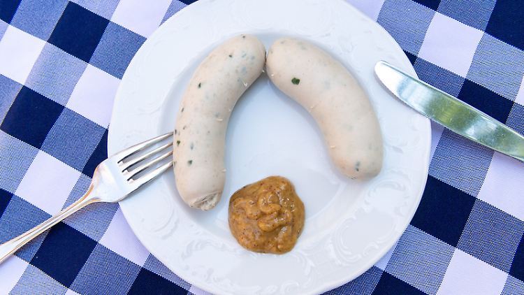 Traditionell wird die Weißwurst "gezuzelt", also mit den Zähnen aus dem Darm gezogen.