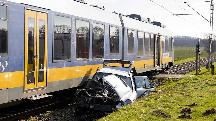 Gegen einen Zug hat ein Auto keine Chance.