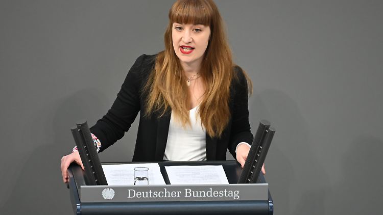 Linken-Gruppenchefin Heidi Reichinnek kritisiert Deutschlands bisherige Haltung zur Alterssicherung.  