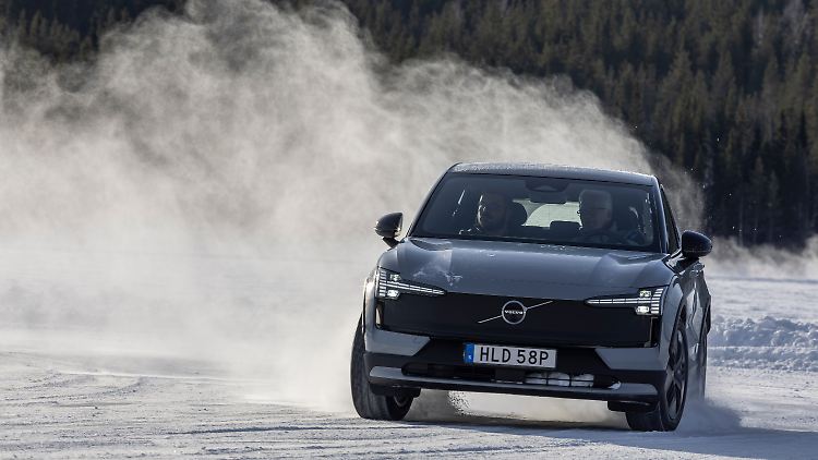 Volvo bietet den EX30 auch in Offroad-Optik an.