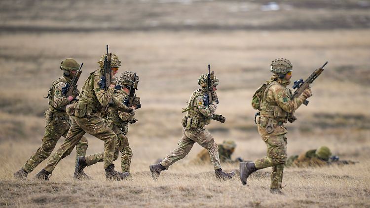 Soldaten laufen bei einer Nato-Übung über einen Truppenübungsplatz in Smardan in Ostrumänien. Sollten sich die USA zurückziehen, braucht Europa deutlich mehr Soldaten.