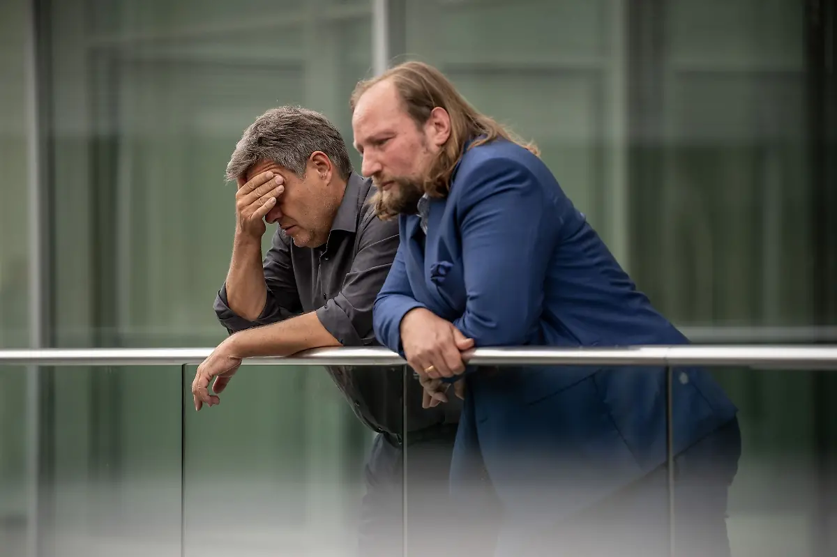 Bundeswirtschaftsminister-Robert-Habeck-l-und-der-Gruenen-Politiker-Anton-Hofreiter