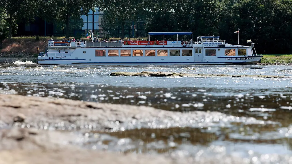 Noch-fahren-trotz-Niedrigwasser-einige-Schiffe-auf-der-Elbe-bei-Magdeburg