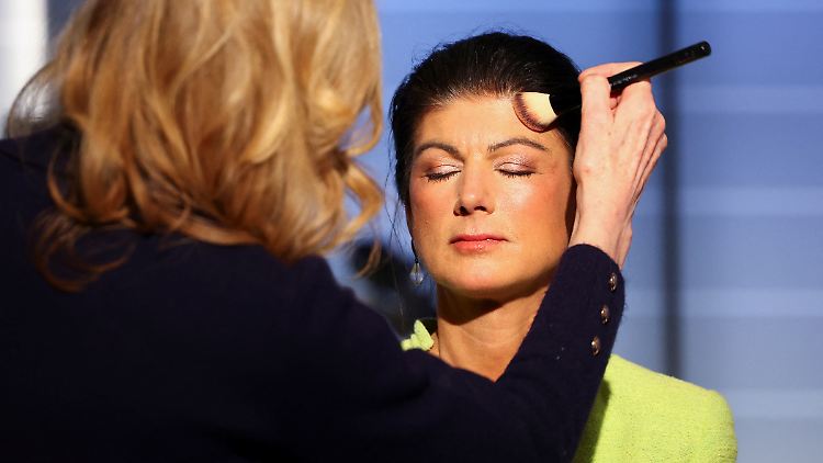 Wahlkampfendspurt: Sahra Wagenknecht wird vor der "Schlussrunde" geschminkt.
