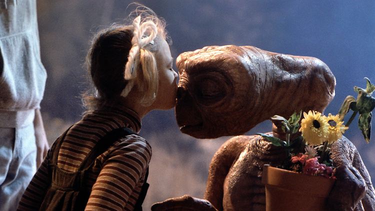 Dieser Filmkuss der etwas anderen Art machte Drew Barrymore 1982 weltberühmt: Hier küsst sie mit sieben Jahren "E.T.".