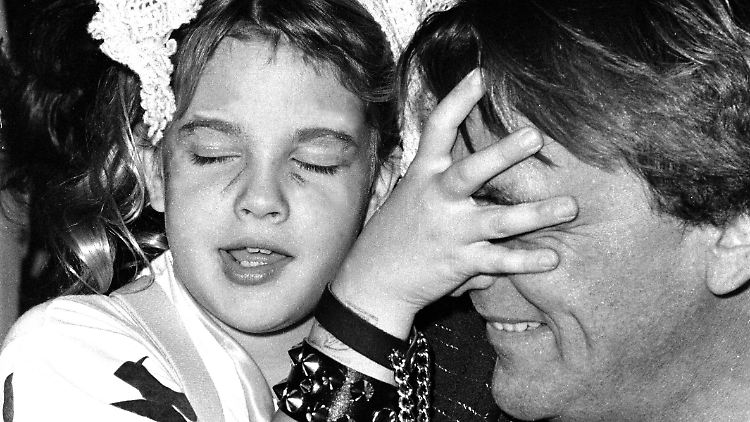 Schon als kleines Mädchen durfte Drew Barrymore mit den erwachsenen Hollywoodstars Party machen.