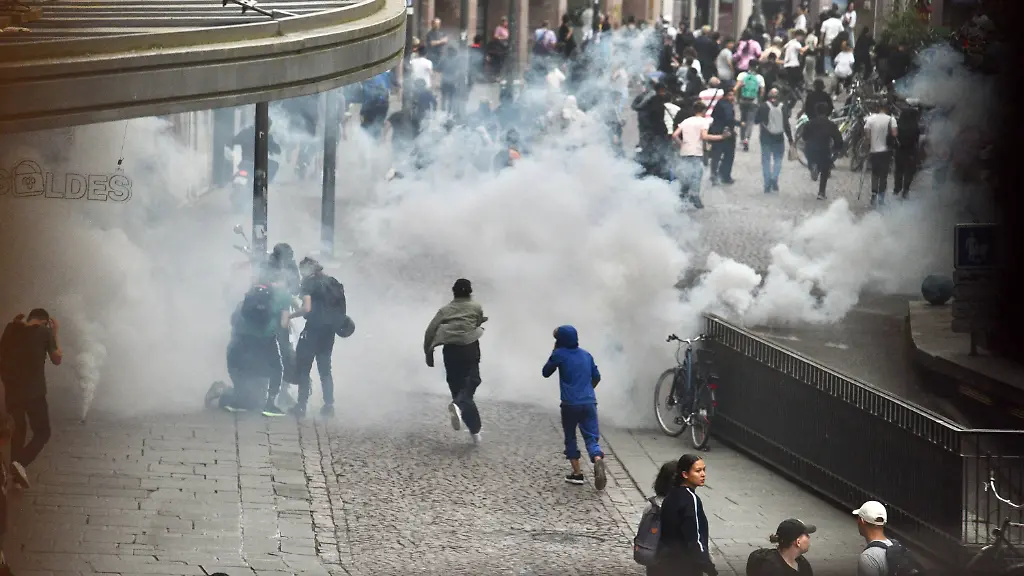 Nachdem-ein-17-Jaehriger-von-der-Polizei-bei-einer-Kontrolle-getoetet-worden-ist-breiteten-sich-in-ganz-Frankreich-gewaltsame-Proteste-aus