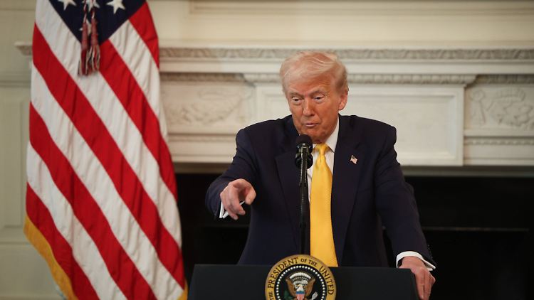 Donald Trump schlägt sich derzeit immer mehr auf die russische Seite.