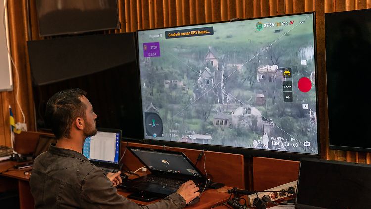 Ein ukrainischer Soldat nutzt Starlink, um mit Drohnenbilldern russische Stellungen aufzuklären. 